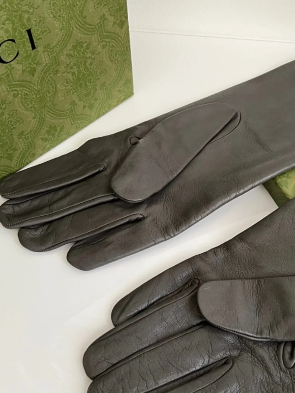 Gucci Lambskin Leather Gloves with Zipper Size L Silk Lining $900 Retail Unisex